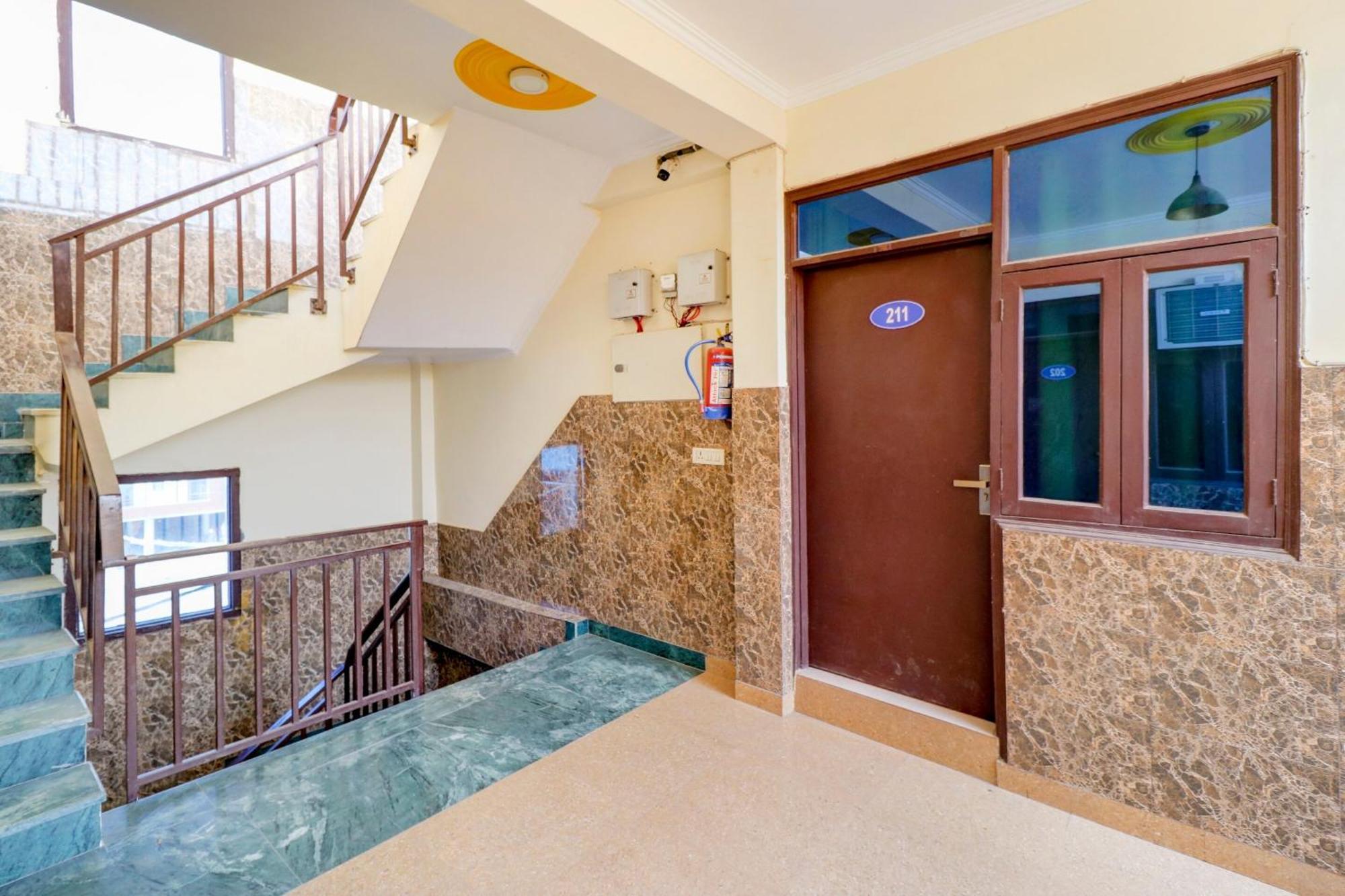 Hotel O Urban Wings Нью-Дели Экстерьер фото