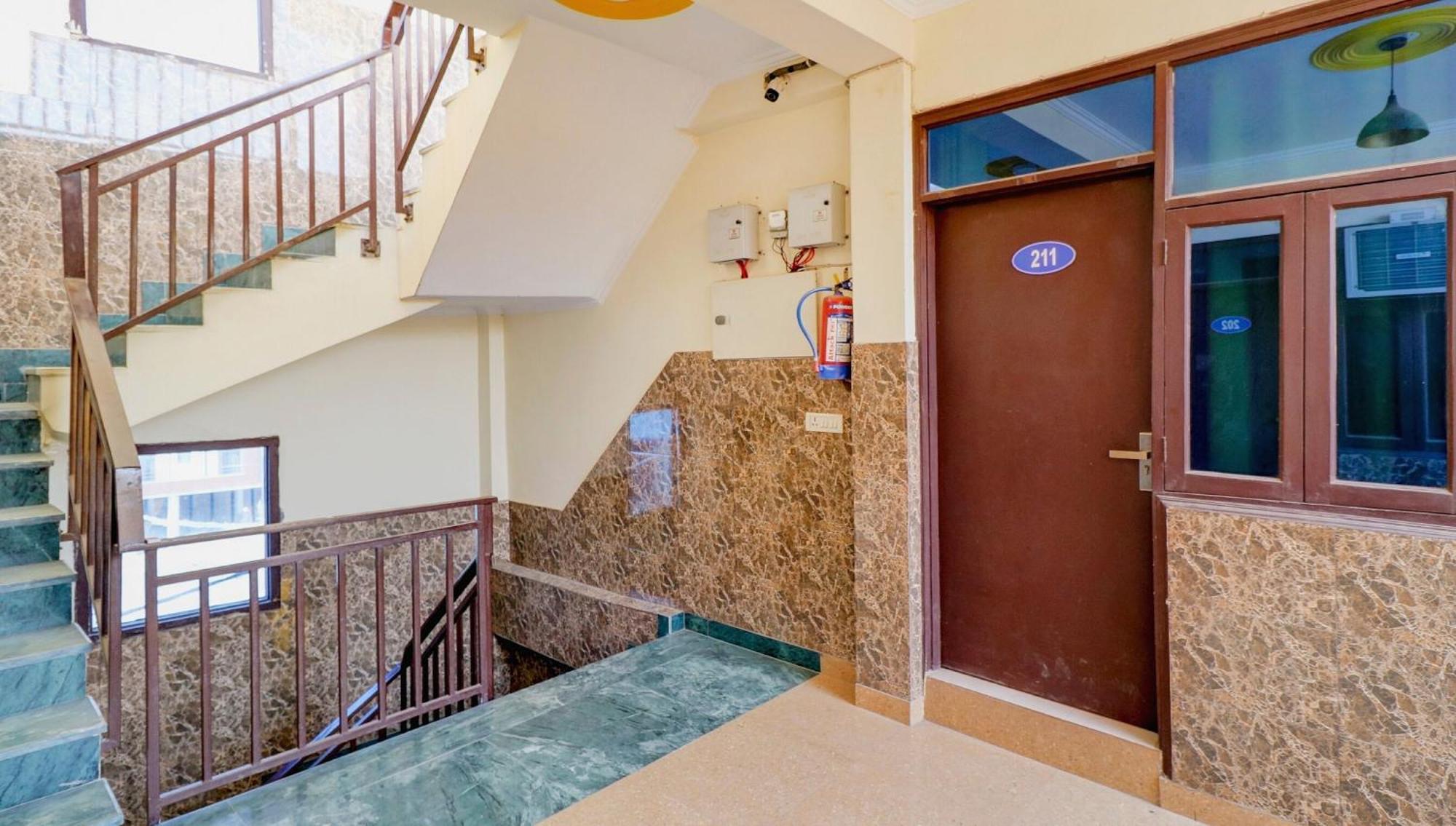 Hotel O Urban Wings Нью-Дели Экстерьер фото
